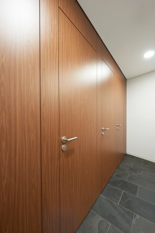 WC-Trennwände Typ SVFG40 Altus mit furnierter Oberfläche