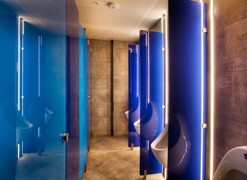 WC-Trennwand Typ Vitrum III mit passenden Schamwänden aus Glas
