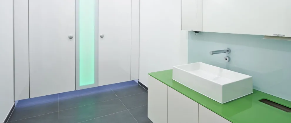 Waschtisch aus Glas Typ Vitrum WT mit einem Unterschrank aus weiß durchgefärbten HPL