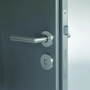 Die Elemente sind komplett lackiert. Dadurch entsteht ein sehr puristisches und klares Design.