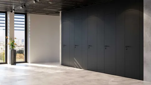 Türen, Seiten- und Zwischenwände sind vom Boden bis zur Decke geschlossen.