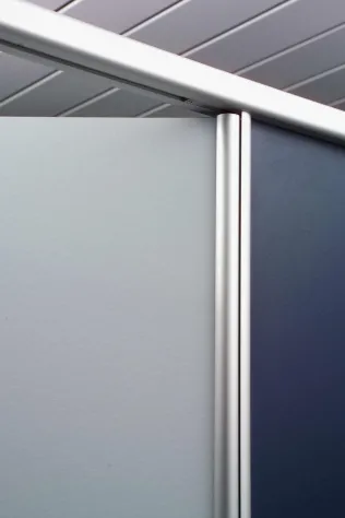 elegantes Fingerklemmschutzprofil auf der Scharnierseite