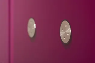 Befestigungsrosetten sind flächenbündig ins Glas eingelassen