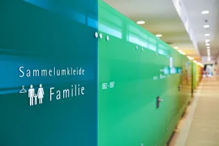 Durch die Farbgebung der Kabinen und der Schränke werden Besucherströme optimal gelenkt.