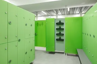 Bügelgarage integriert in den Umkleidebereich