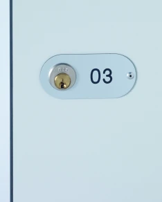 Nummernschild aus silberfarbigem Kunststoff