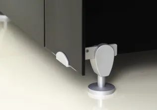 Durch zurückgesetzte Füße und ein zurückgesetzes Kopfprofil entsteht ein schwebender Eindruck.