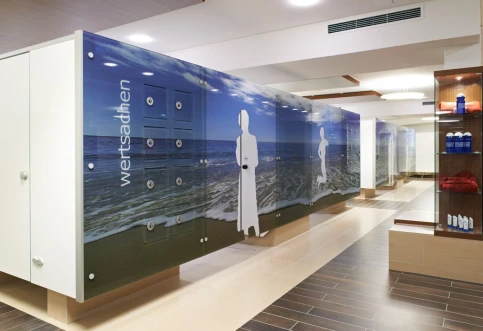 Eine Glasabschlusswand schafft ein besonderes Designhighlight mit kundenindividuellem Motiv