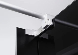 Die Glaskabinen-Front wird von massiven Aluminiumwinkeln gehalten. Die gesamte Konstruktion wird durch Aluminiumverbinder stabilisiert.