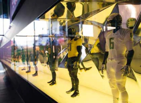 In der Vitrine werden die Uniformen der verschiedenen Jahre gezeigt.