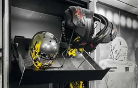 Der eigens entwickelte „entgegenkommende“ Spezialauszug ermöglicht die einfache Entnahme der Spielerausrüstung wie Schulterpanzer und Helm.