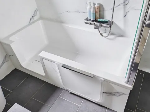 Bei Sanierungen im Bestand bietet die Dobla-Lösung eine Alternative bei der Entscheidung Badewanne oder Dusche.