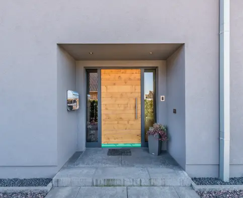 Trotz Nullschwelle und Barrierefreiheit erfüllt die Außentürdichtung Athmer Rainstop® alle Anforderungen an Winddichtigkeit und Schlagregendichtigkeit.