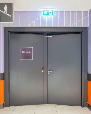 Athmer Fingerschutz® ist für den Einsatz an Feuer- und Rauchschutztüren geeignet.