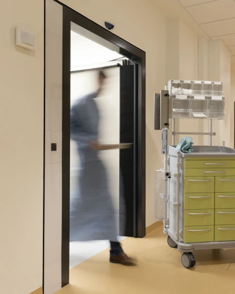 Mit Athmer Fingerschutz® sind Automatiktüren gemäß DIN EN 16005 sicher, auch im Kranken- und Pflegebereich.