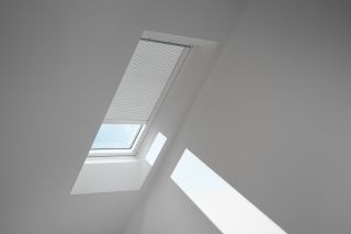 VELUX Wabenplissee solar FSC F04 1172SWL Lichtgrau,Schiene weiß, Premium