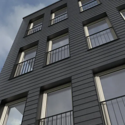 Zargensystem COVER in Kombination mit Absturzsicherungen und Rollladenführungsschienen an einer Schieferfassade
