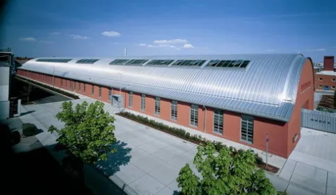 Zollinger Halle, Kalzip-Dach mit Glasoberlichtern