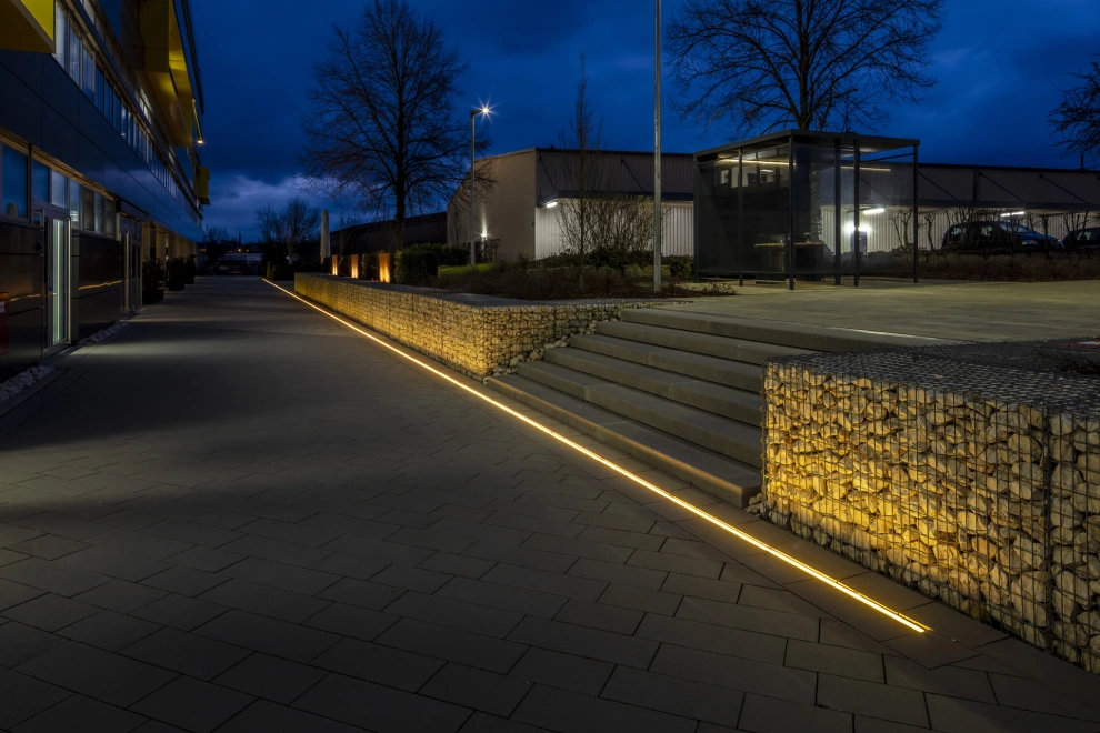 Treppenstufen und Gabionen bei Nacht in Szene gesetzt – ACO DRAIN® Multiline mit Sideline Schlitzrahmen; Foto: Boris Golz