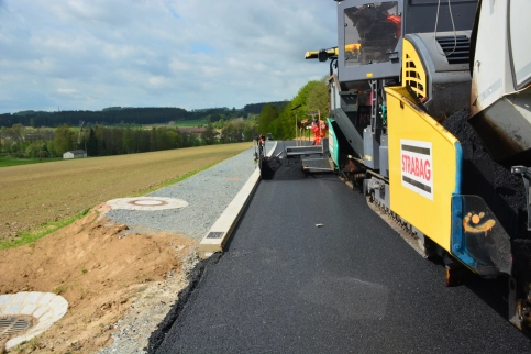 Sanierung der Staatstraße 2693 mit der Hohlbordrinne ACO DRAIN® Kerbdrain Road