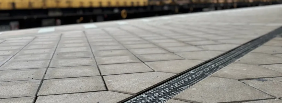 Bahnsteigentwässerung mit der ACO DRAIN® Multiline NX.