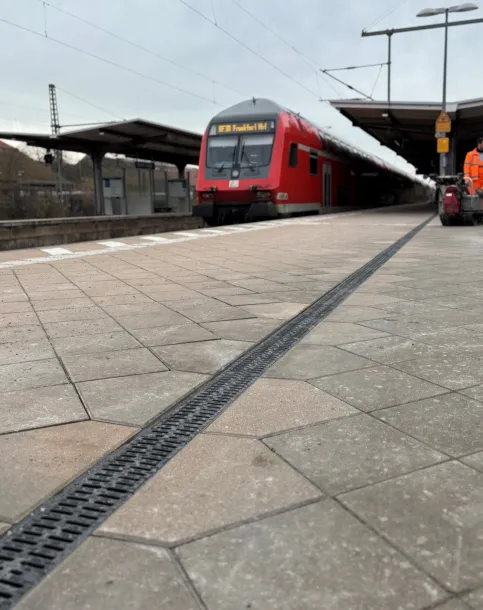 Die ACO Multiline NX passt sich optisch ansprechend der Oberflächengestaltung an.