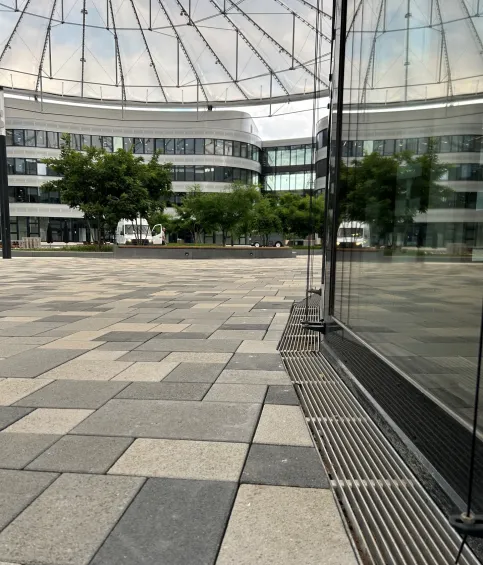 Für die Fassadenentwässerung kam eine konfektionierte, polygonale Kastenrinne des Typs ACO Inotec 610 in stückverzinkter Ausführung mit einem Edelstahl-Längsstabrost zum Einsatz.