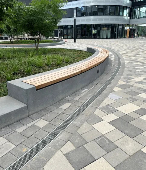 Der ACO DRAIN® Multiline Light mit stahlverzinktem Kantenschutz und Rost bietet eine gesamtheitliche Entwässerungslösung – vom Wasserspiel-Becken in der Plaza bis hin zu den Campus-Freiflächen.