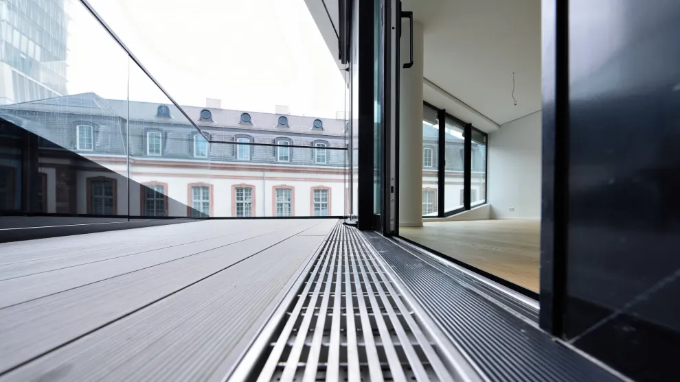 Speziell auf die Anforderungen von aufgeständerten Holzterrassen abgestimmt ist die ACO Holzterrassenrinne 2.0. aus der Profiline-Serie.