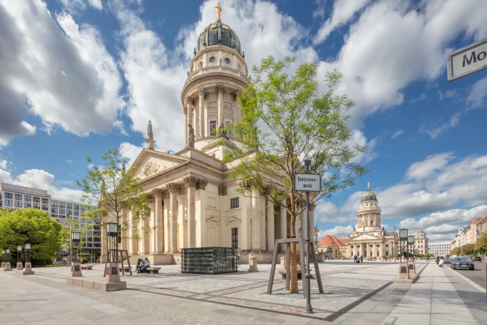 Gendarmenmarkt: 14.000 m² große Platzfläche mit seinen prägnaten Sichtachsen stilvoll und barrierefrei.