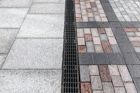 Rinnensystem ACO DRAIN® PowerDrain Seal in mit Freestyle-Gussrost Ray fügt sich harmonisch in das Natursteinpflaster mit seinem impossanten Mosaikmuster ein.