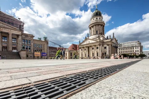 Gendarmenmarkt in Berlin: Entwässerungsrinnen ACO DRAIN® PowerDrain Seal in als robuste Rinnenlösung im Einklang mit dem Denkmalschutz