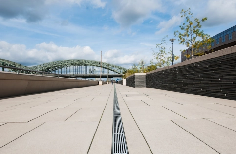 Rheinboulevard Köln - ACO DRAIN® Multiline Seal in mit Längsprofilrost