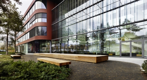 Pfosten-Riegel-Fassade, Stahl-Glas-Brücken, Glasdächer, Keramikfassaden, Lacker Lamellenfenster bigAir® Fassade, Foto: Steffen Schrägle