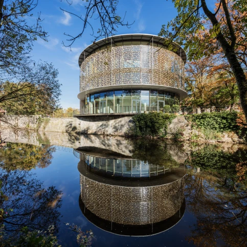 Blechverkleidung aus Aluminium, Lacker Lamellenfenster bigAir® Fassade, Foto: Dirk Altenkirch