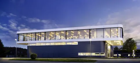 Teilweise gebogene Pfosten- Riegel-Fassade aus Stahl und Glas und teilweise gebogene scharfkantige Blechverkleidung, Foto: Steffen Schrägle