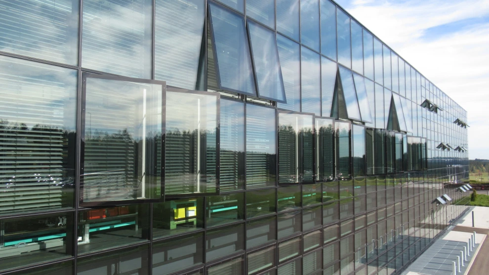 Große bigSwing Klapp- und Drehfenster mit 3–fach Sonnenschutzverglasung in einer SG Fassade.