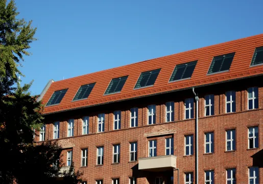 Die zwölf eingesetzten XXL-Fenster wurden mit innovativen Features ausgestattet, die einen erhöhten Komfort sowie zusätzliche Sicherheit bieten. © LACKER GmbH