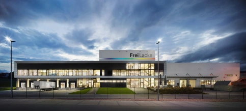 Pfosten-Riegel-Fassade aus Stahl und Glas, Aluminium-Elemente innen, Glasdach, Lacker Lamellenfenster bigAir® Fassade, Foto: Steffen Schrägle
