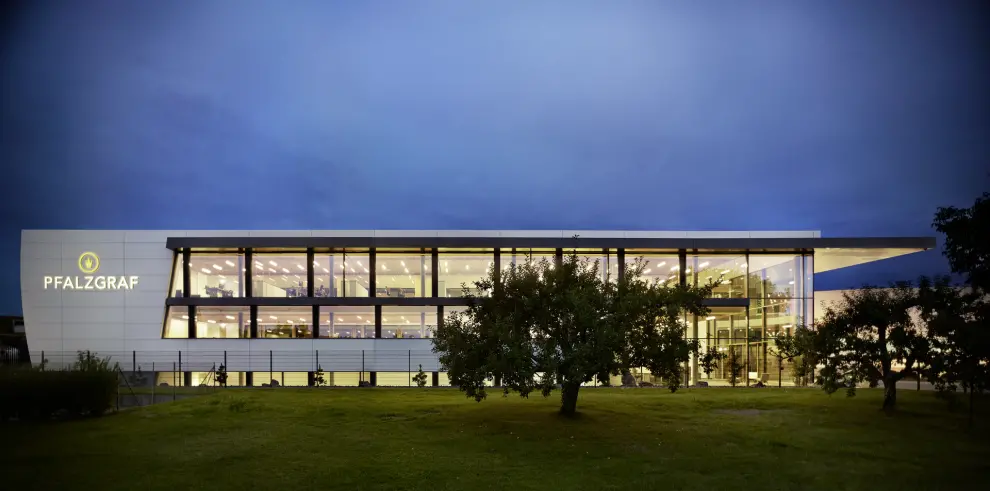 Teilweise gebogene Pfosten-Riegel- Fassade aus Stahl, Aluminium und Glas, Lacker Lamellenfenster bigAir® Fassade und Drehfenster bigSwing, Foto: Steffen Schrägle