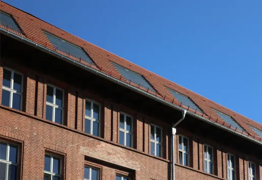 Als zertifizierte NRWG-Elemente nach DIN EN 12101-2 erfüllen die bigAir® Dachfenster höchste Sicherheitsstandards im Brandschutz. © LACKER GmbH
