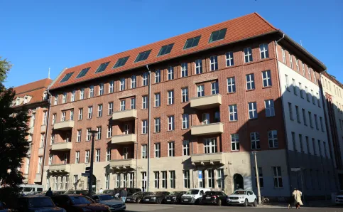 Für den Umbau des Dachbereichs des denkmalgeschützten Gebäudes wurde auf die Dachfenster der Serie bigAir® von Lacker gesetzt © LACKER GmbH