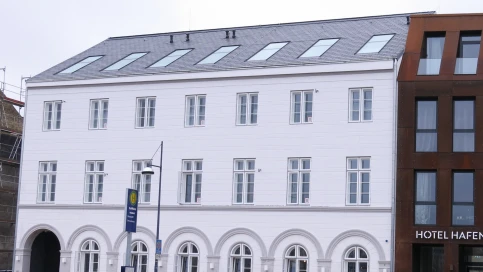 Objektbeispiel: 2–teilige topSwing Fenster, die flächenbündig in ein Schieferdach eingebaut wurden. Nutzung auch als Ausstiegsfenster möglich.