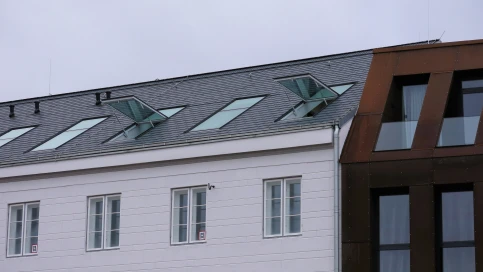 Objektbeispiel: 2–teilige topSwing Fenster, die flächenbündig in ein Schieferdach eingebaut wurden. Nutzung auch als Ausstiegsfenster möglich.