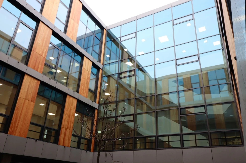 Objektbeispiel Lamellenfenster bigAir® Fassade, Wissenschaftszentrum am Campus Straubing
