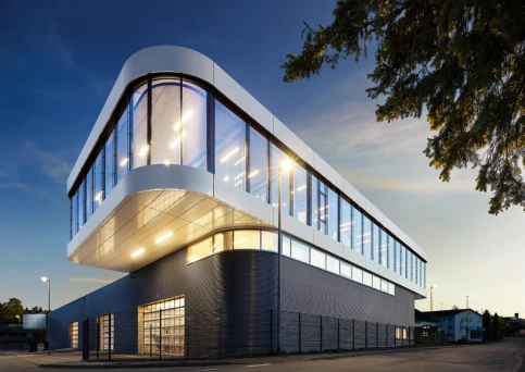 Von der ersten Skizze bis zur werkseigenen Fertigung und Montage der Glasfassaden mit eigenem Personal ist alles 100 % Made in Germany. Foto: Steffen Schrägle Von der ersten Skizze bis zur werkseigenen Fertigung und Montage der Glasfassaden mit eigenem Personal ist alles 100 % Made in Germany. Foto: Steffen Schrägle
