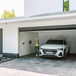 Die Wallbox kann sehr schnell mit allen nötigen Kabeln in der Garage montiert werden.