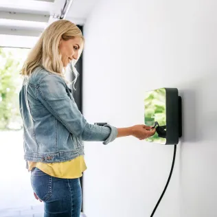 Mit einer Montageschiene lässt sich die Wallbox komfortabel und präzise an der Wand ausrichten.