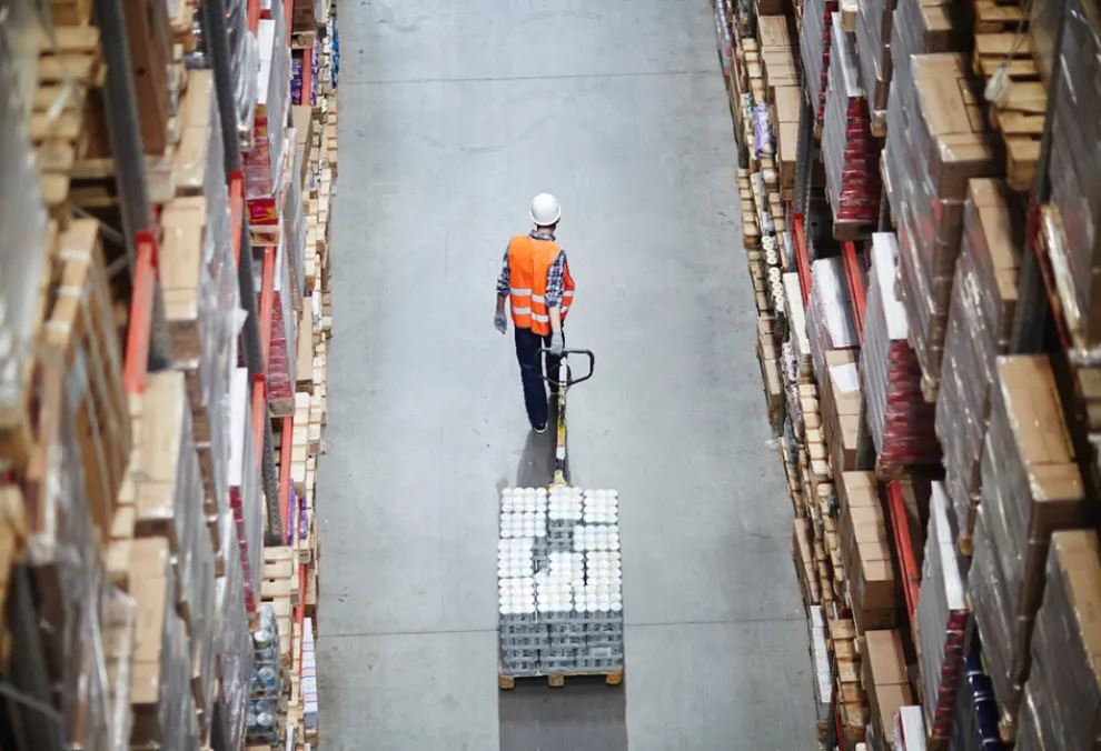 © pressmaster – stock.adobe.com – Energieersparnis, Komfort und Sicherheit in Hochlagern und Logistikcentern mit PD4-GH