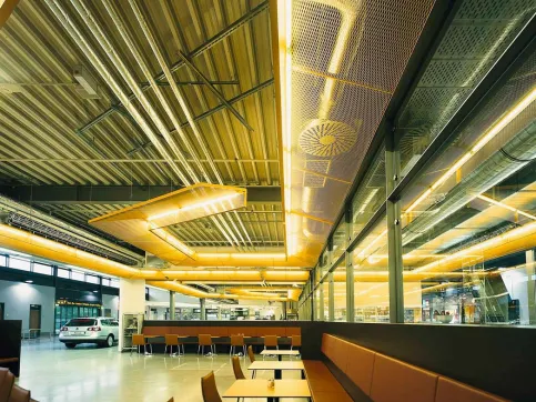 Deckensegel in Kombination mit einem Lichtleistensystem: TSA (Referenz Baden Airpark)